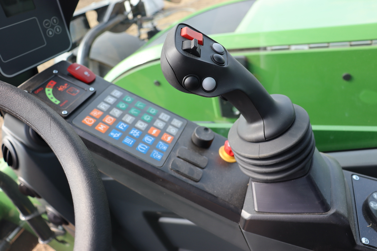 La pulsantiera colorata, caratteristica dei veicoli Fendt, permette agli utenti di orientarsi rapidamente tra i comandi